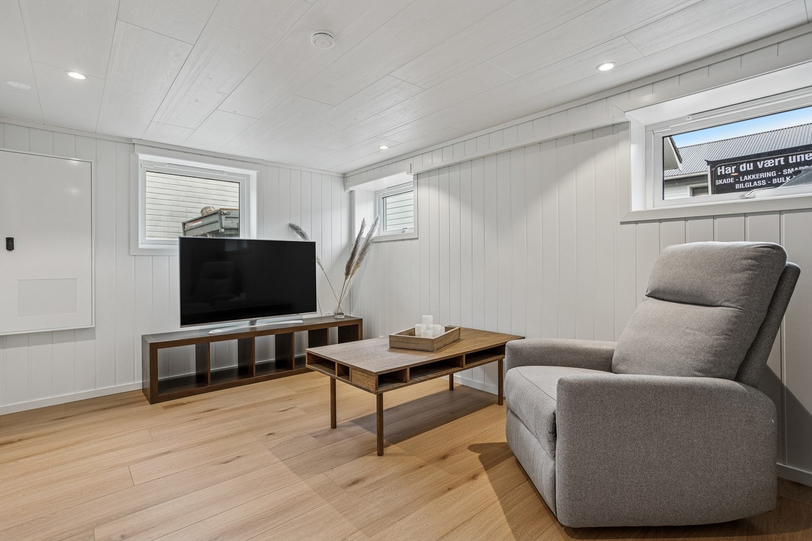 Rom i underetasjen innredet og brukt som kjellerstue. (Ikke godkjent/bruksendret) Galleribilde