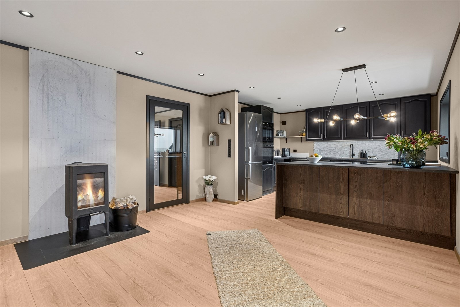 I rommet er det installert varmepumpe og vedovn, som varmer godt på vinterhalvåret. Galleribilde