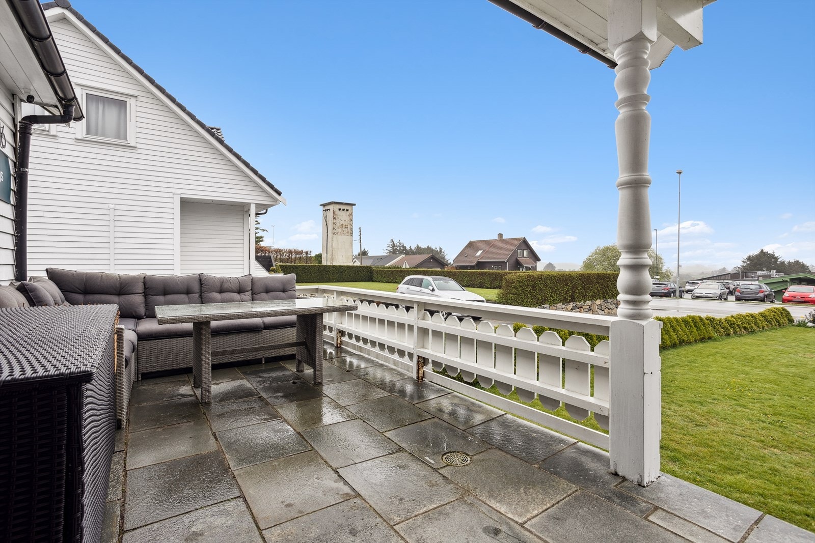 Fra enden av stuen har man direkte utgang til boligens terrasse og de flotte uteområdene boligen har å tilby. Galleribilde