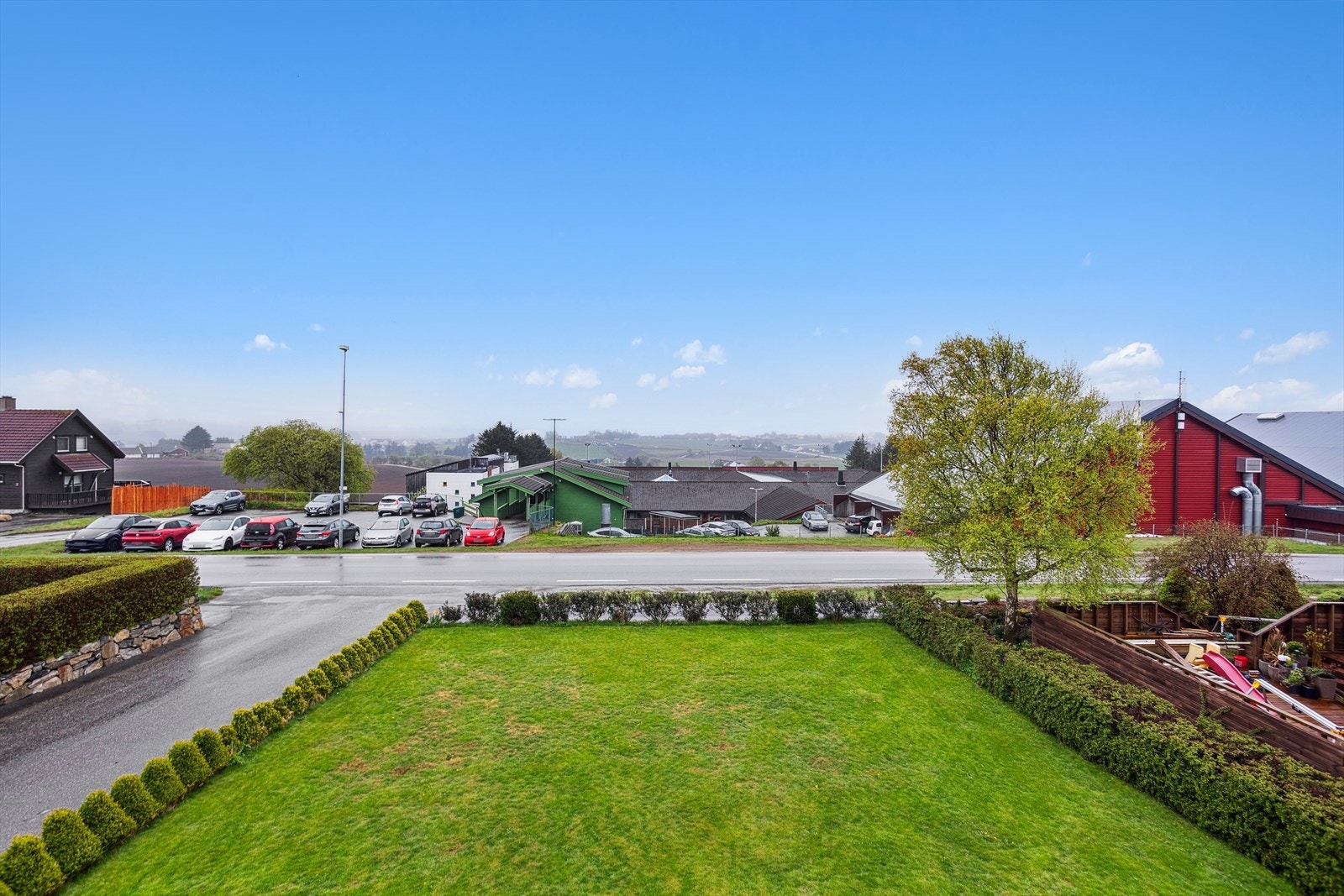 Fra 2. etasje får du en flott utsikt ut over landområdene Tjelta har å by på. Galleribilde