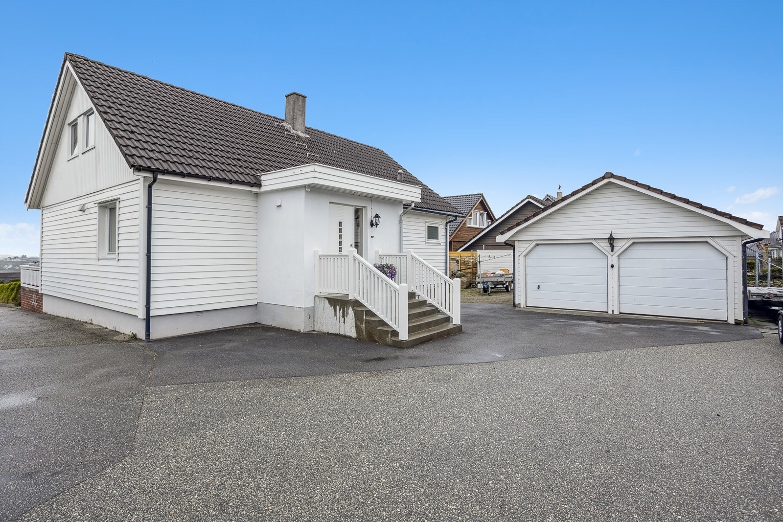 Parkering i dobbelt garasje og eget gårdsrom. Galleribilde