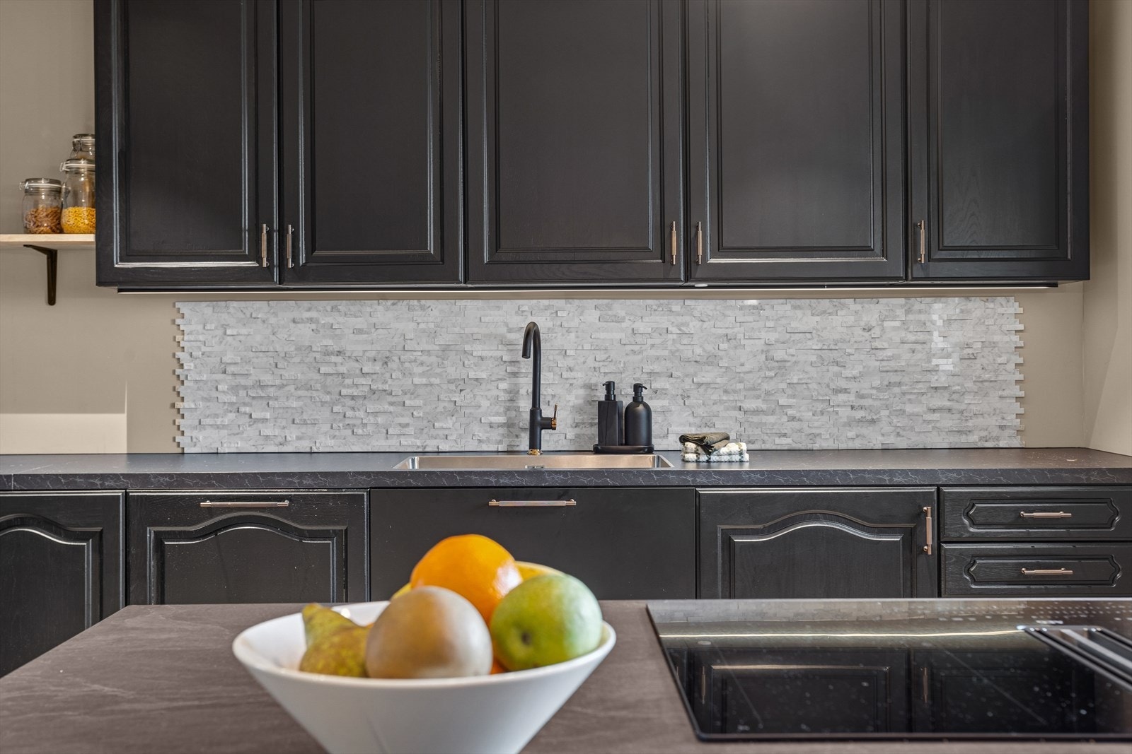 Rommet inkluderer kjøl/fryseskap, oppvaskmaskin, induksjonstopp, stekeovn og kombiovn. Galleribilde