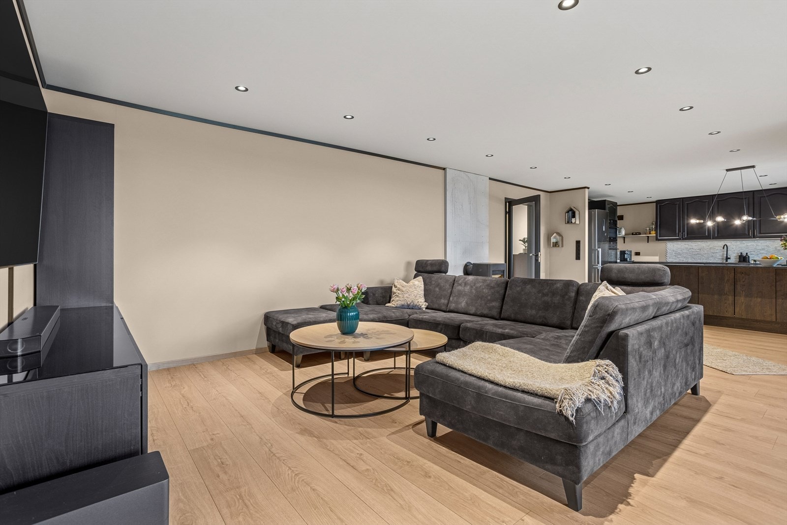 Stue/kjøkken har en god utforming som er lett å møblere med både sitte- og spisegruppe. Galleribilde