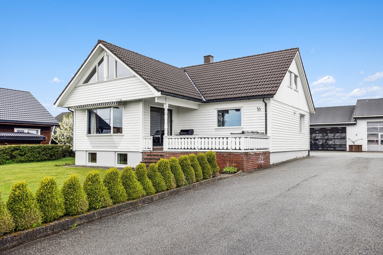 Med boligen kommer gode parkeringsmuligheter i dobbel garasje og på egen tomt. Galleribilde