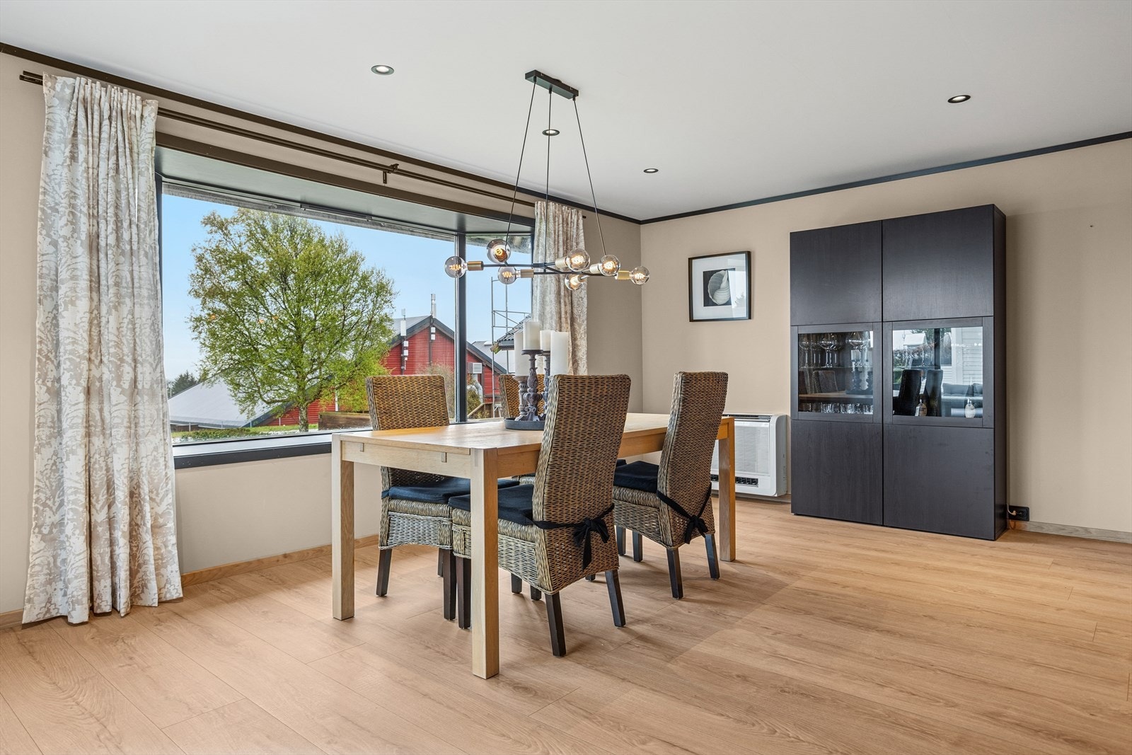 Stuen har store vindusflater som slipper godt med naturlig lys inn, og gir en muligheter til å nyte den flotte utsikten boligen har å by på. Galleribilde