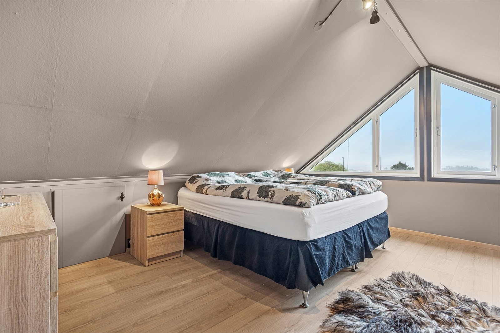 Hovedsoverommet i 2. etasje er av god størrelse med god plass til dobbelseng og nattbord. Galleribilde