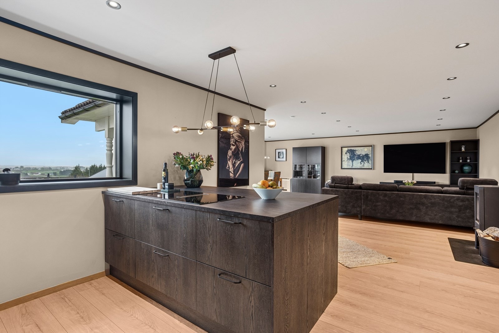 Kjøkken og stue i åpen løsning, som er med på å skape en luftig og sosial arena. Galleribilde