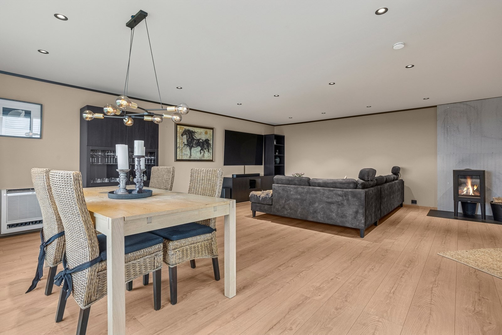 Rommet har fått et nytt og moderne preg med Walls2Paint-plater på veggene, nye takplater med innfelte spotter, og nytt gulv fra Berry Alloc i laminatfargen Rodeo Drive. Galleribilde