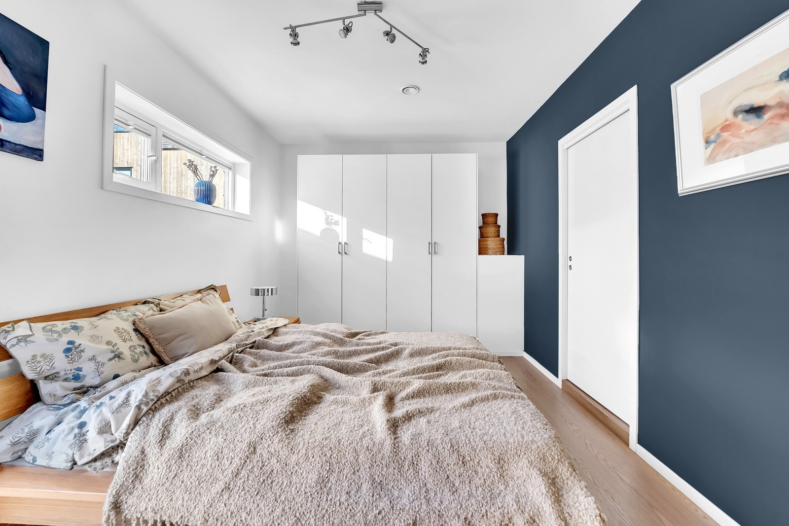 Fra soverommet er det adkomst til baderommet. Galleribilde