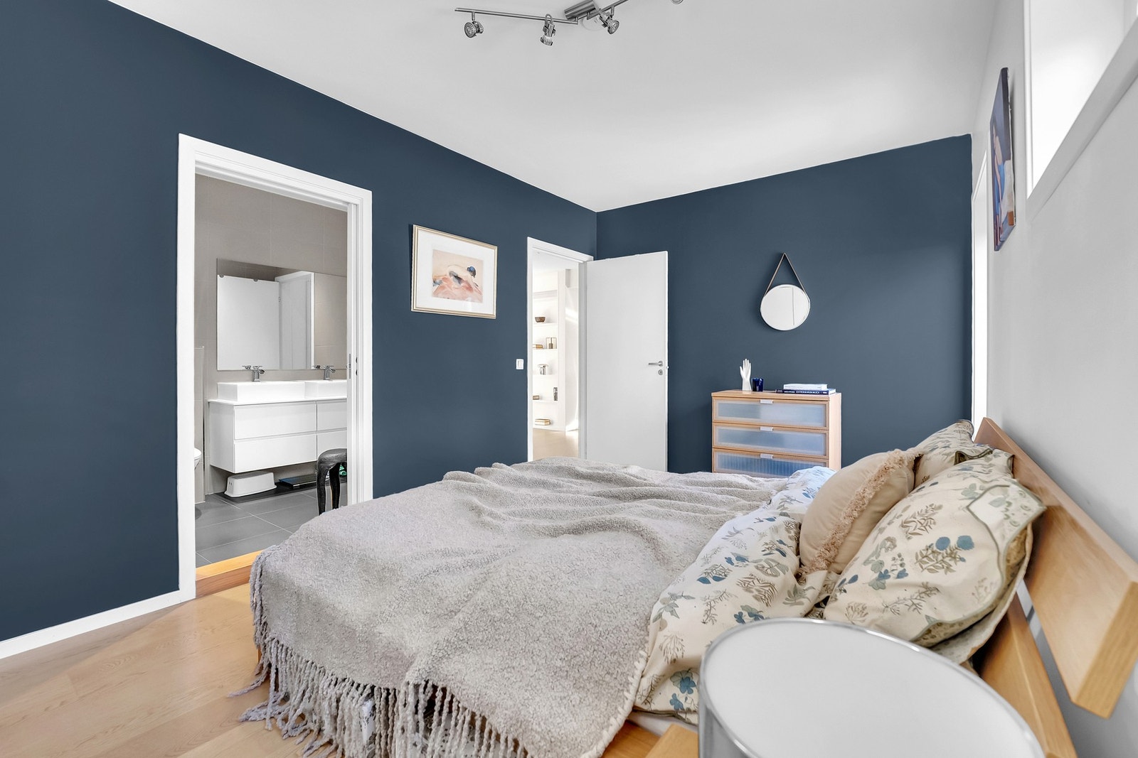 Her har du plass til dobbeltseng med tilhørende møblement, samt at det er garderobeskap for oppbevaring av klær! Galleribilde