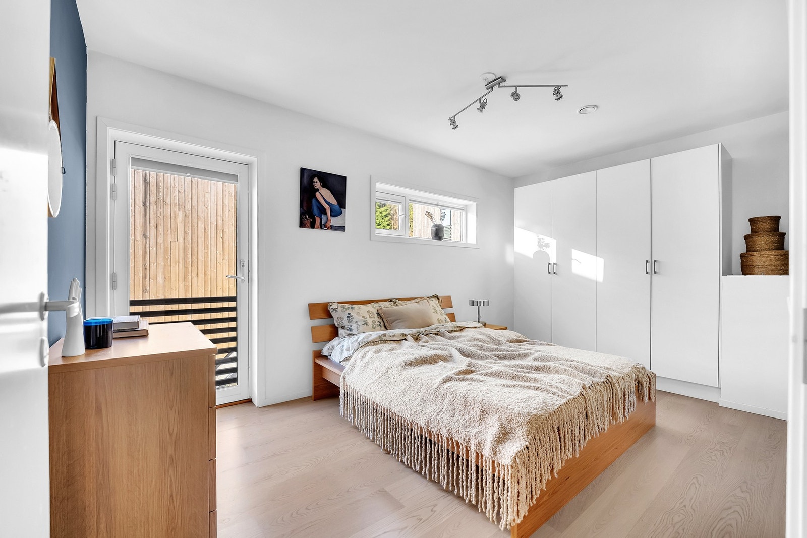 Fra soverommet har du tilgang til en lekker fransk balkong! Lys og luftig soverom, også med to kontrastvegger i en blågrå tone! Galleribilde