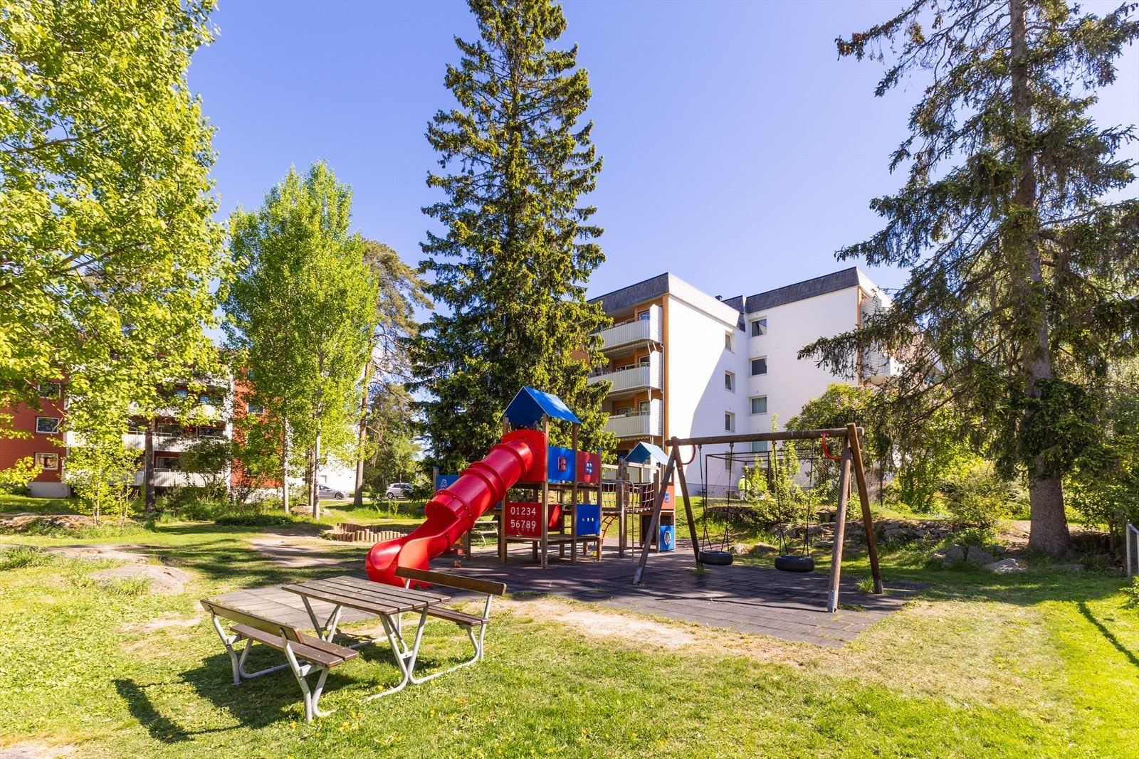 Pent opparbeidet fellesområder med lekeplasser og sittegrupper Galleribilde