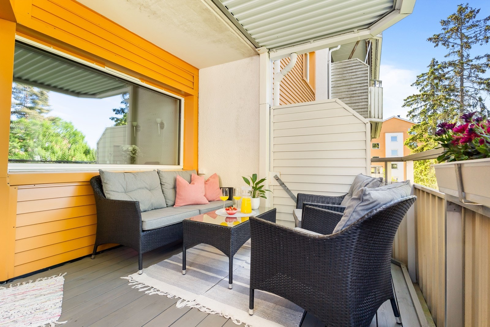 Fra stue er det utgang til vestvendt balkong på 10 m² med optimale solfohold Galleribilde