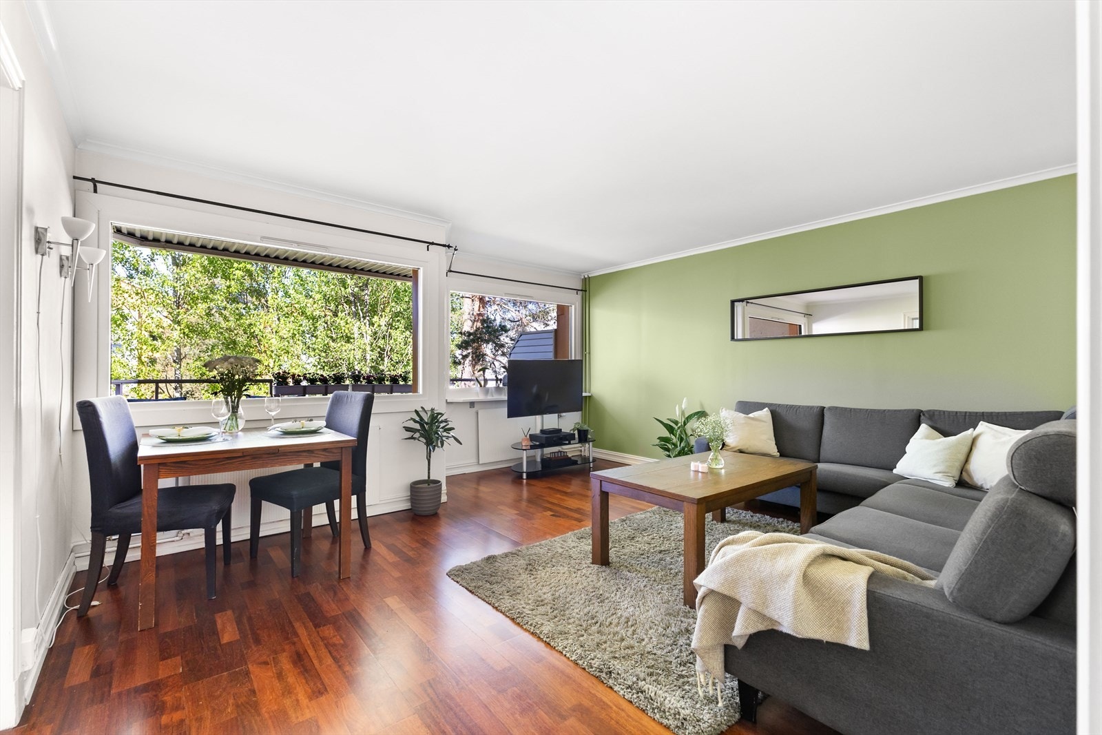 Stue med god plass til flere sittegrupper og soner Galleribilde