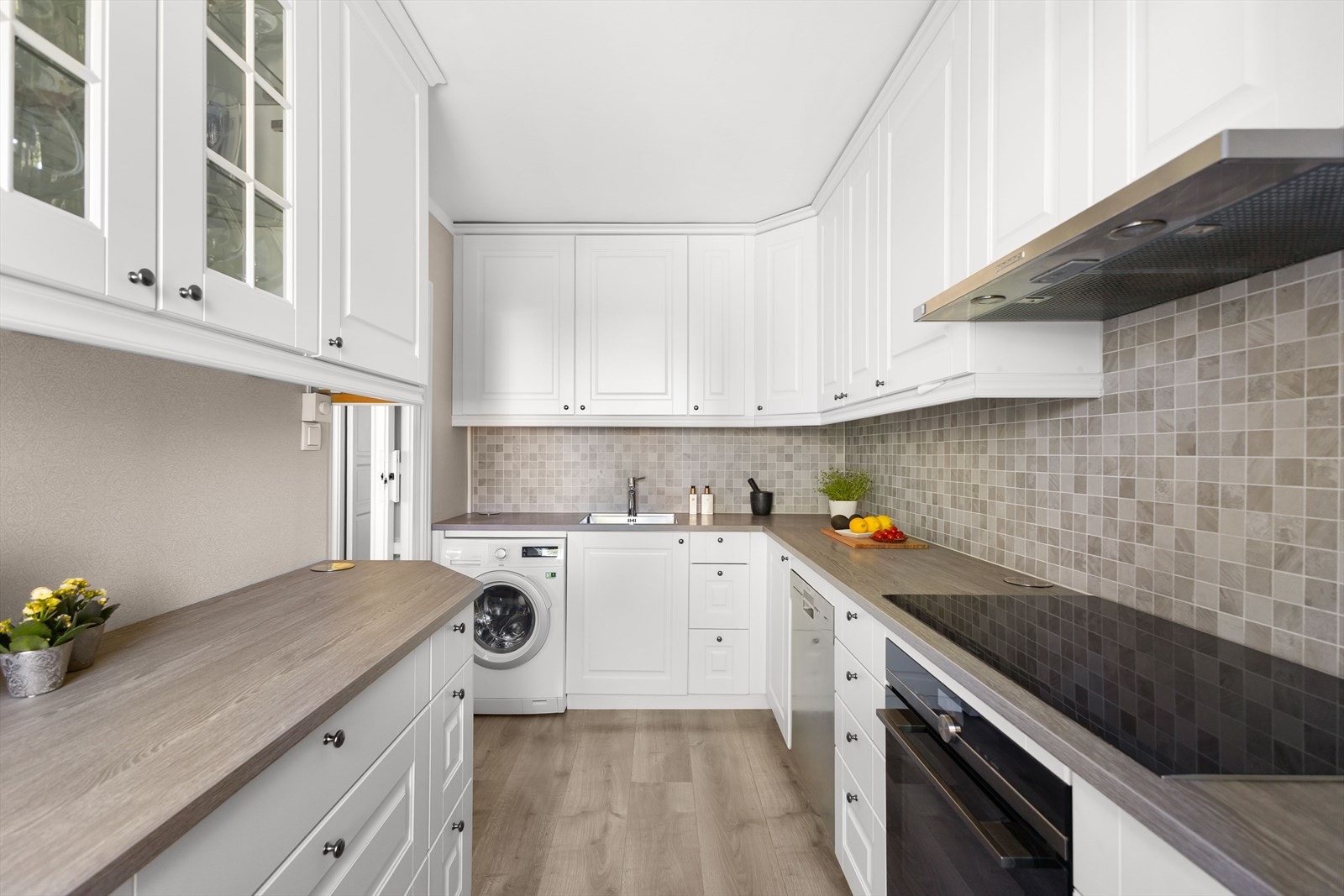 Kjøkkenet har hvitevarer som bred (80 cm) Simens induksjonsplatetopp og komfyr med mikrobølgeovn og Wi-Fi Galleribilde