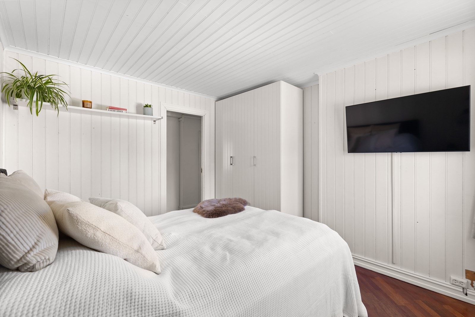 Det er rikelig med oppbevaringsplass i garderobeskap Galleribilde