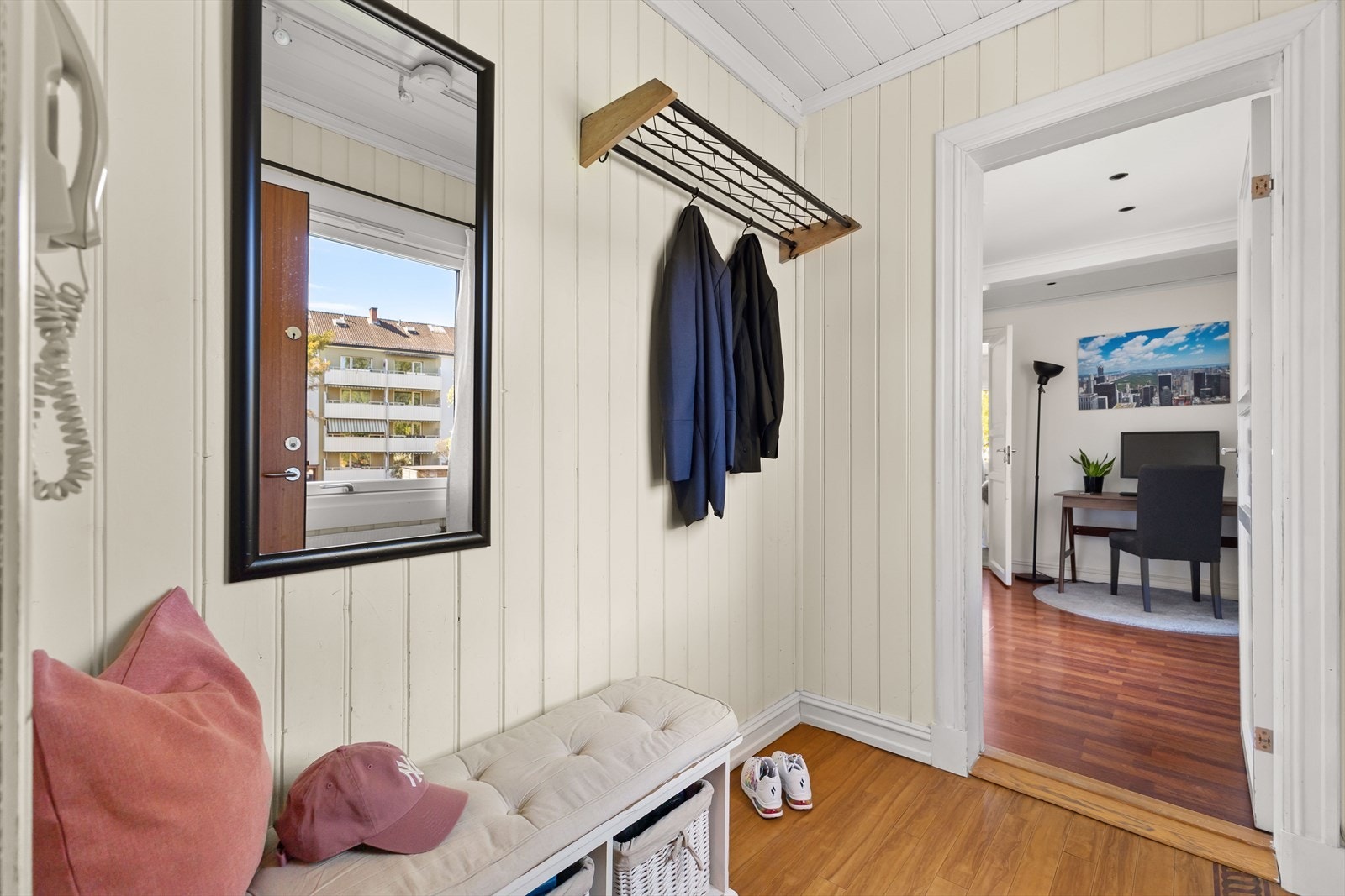 Entrè med plass til oppbevaring av sko og yttertøy Galleribilde