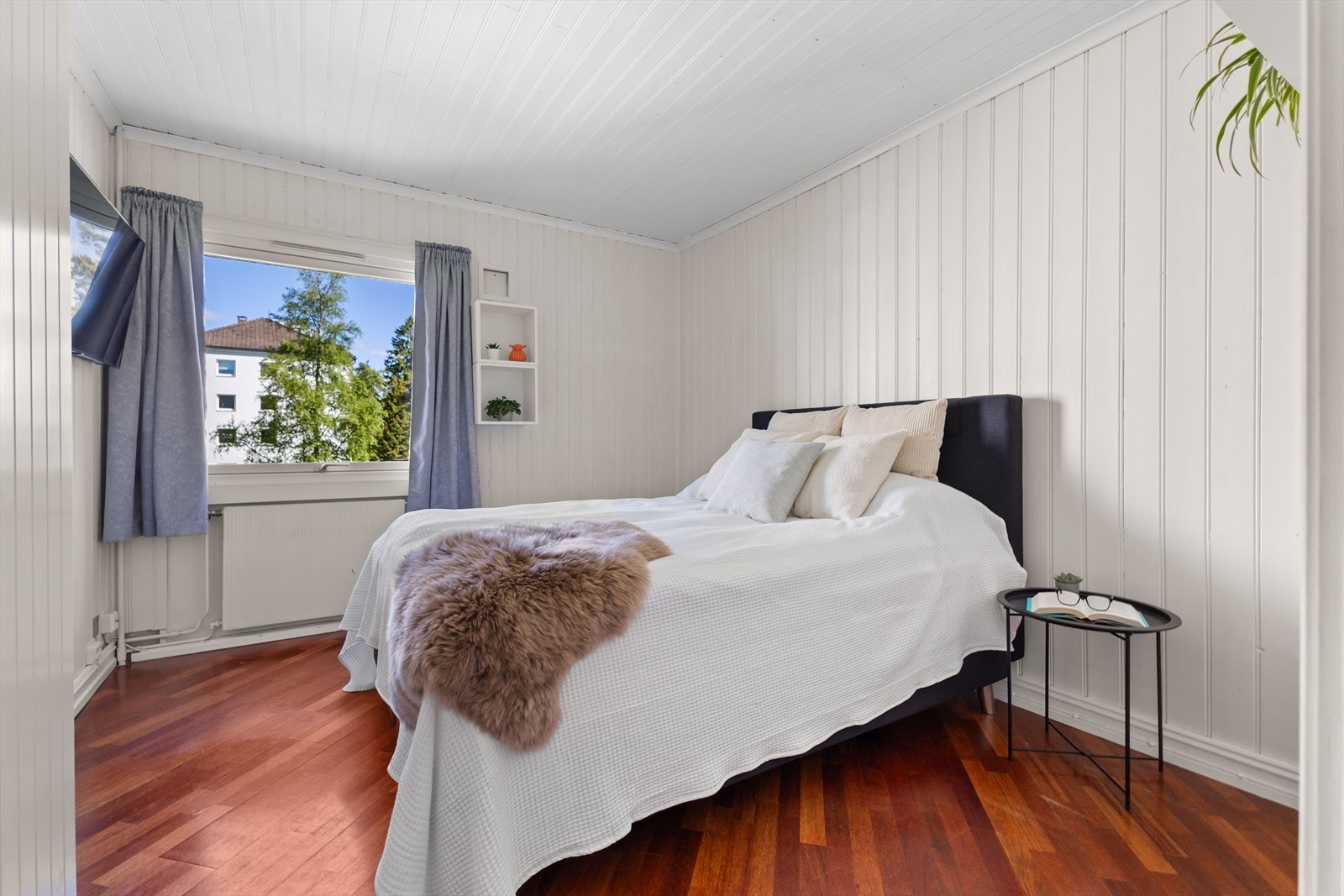 Hovedsoverommet | Rommet er av fin størrelse med plass til dobbeltseng og nattbord Galleribilde