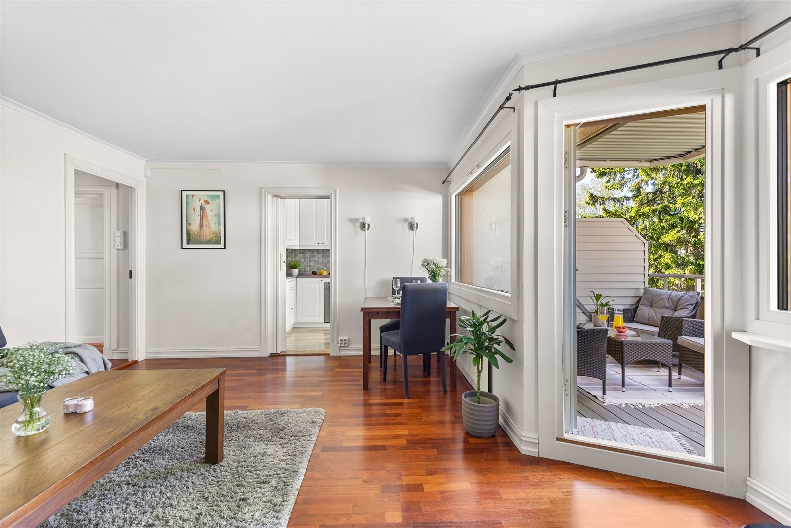 Rikelig med naturlig lysinnslipp bidrar til en lys og luftig atmosfære Galleribilde