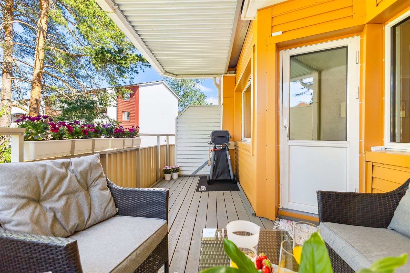 Leiligheten har en god intern beliggenhet med rikelig av naturlig lysinnslipp som bidrar til en lys og luftig atmosfære Galleribilde