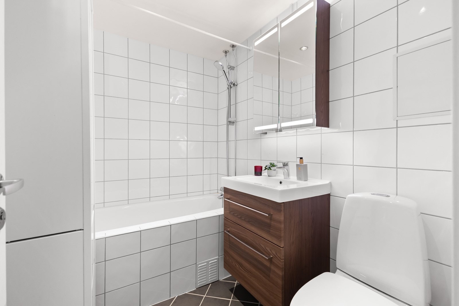 Pent flislagt med badekar, toalett, servant med innredning og varmekabler i gulv. Opplegg for vaskemaskin ved siden av badekaret, men det er ikke koblet vaskemaskin på anlegget på badet Galleribilde