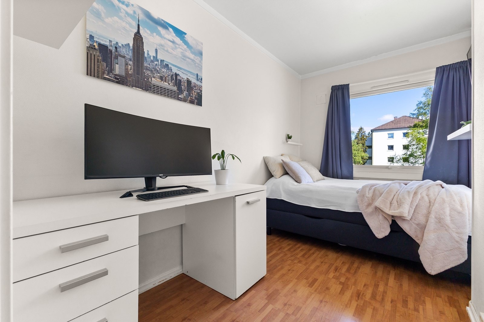 Soverom II | Lyst og hyggelig soverom med plass til dobbeltseng og garderobeløsning Galleribilde