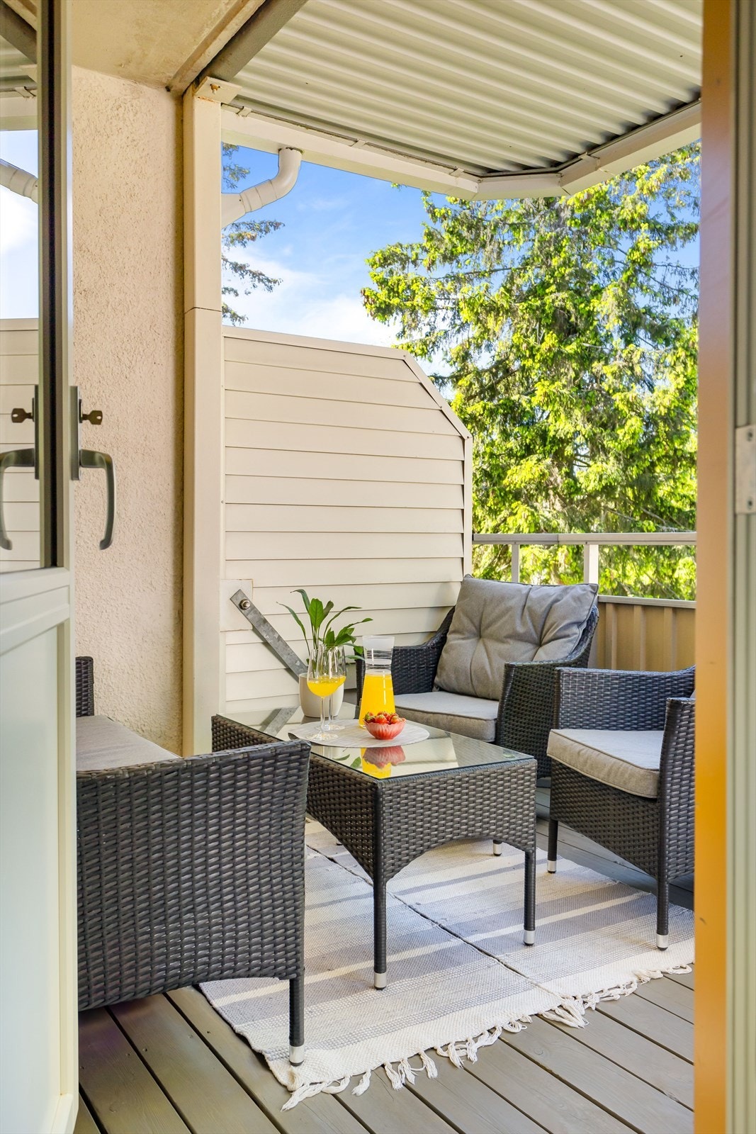 Overbygget balkong gir en lun og hyggelig atmosfære, og er en fin forlengelse av stuen Galleribilde