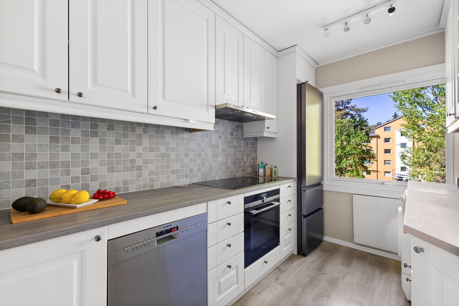 Kjøkkenet har godt med skap- og benkeplass Galleribilde