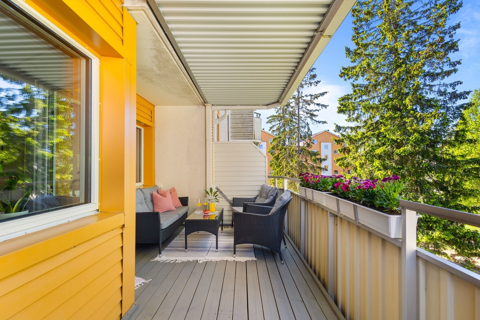 Her er det fin plass til sittegruppe, lesekrok og grill Galleribilde