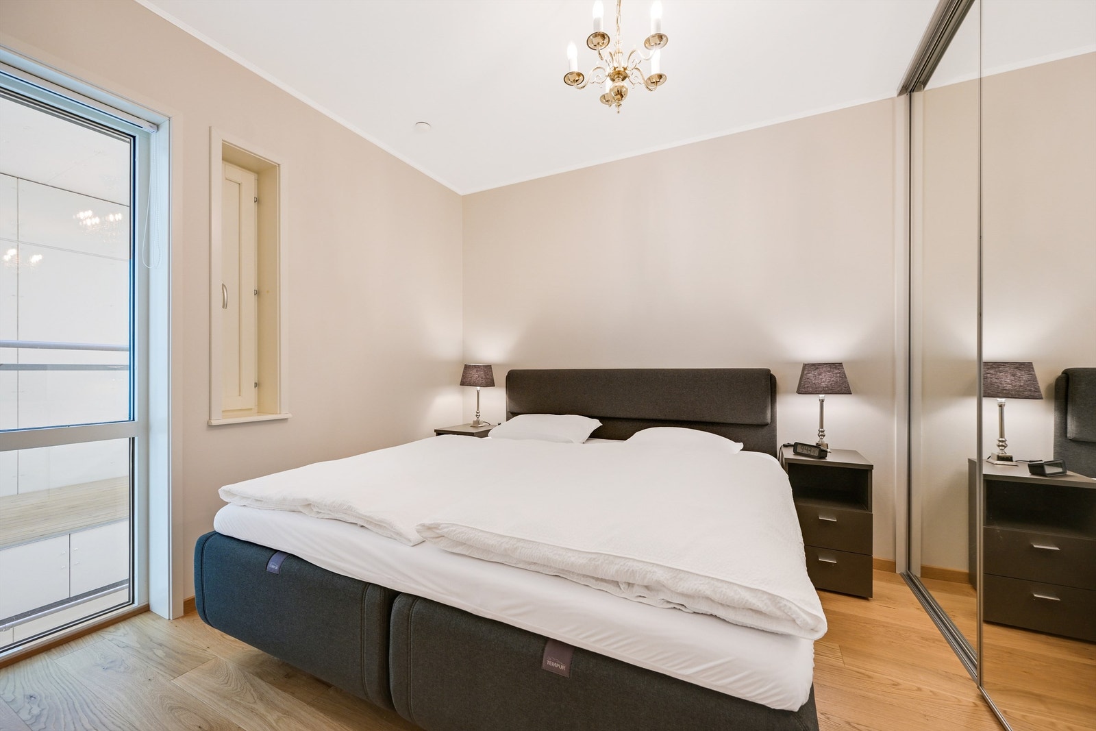 Soverom 2 med dobbeltseng og skyvedørsgarderobe. Galleribilde