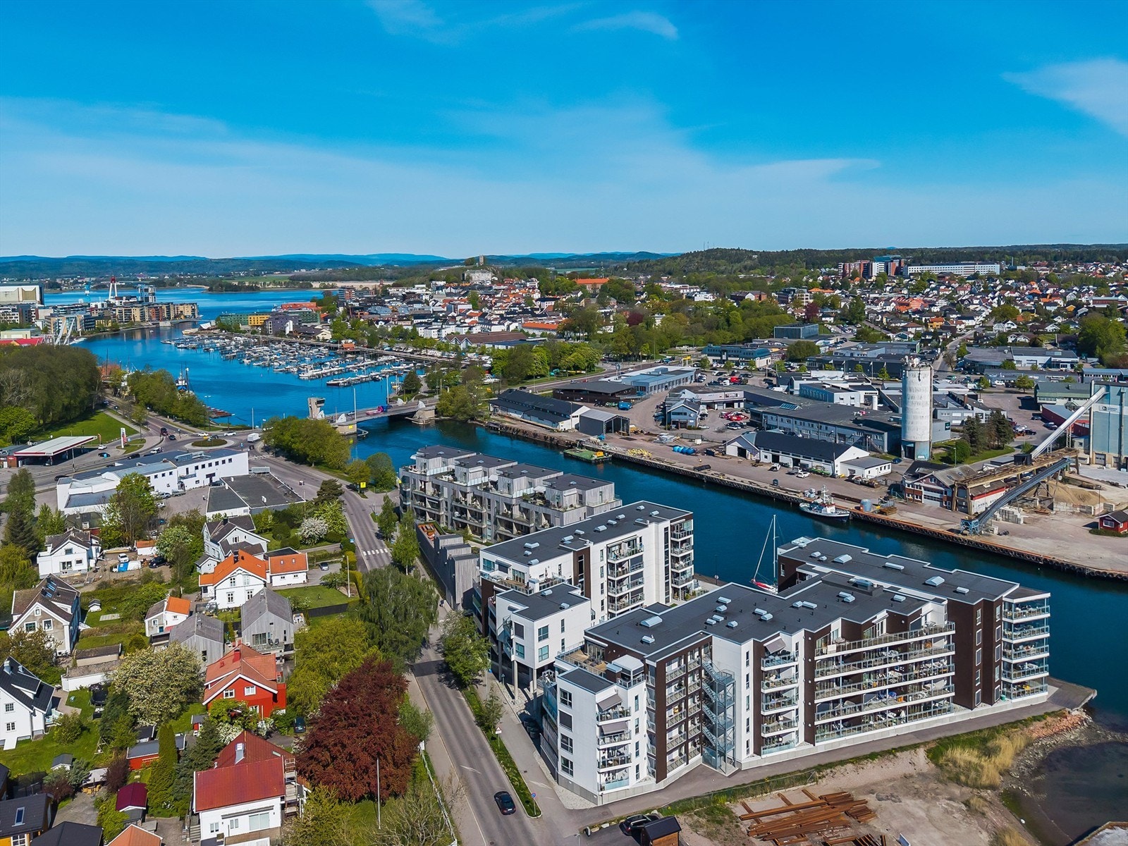 Leiligheten har en praktisk beliggenhet med gangavstand til Teie Torv og Tønsberg med torvet og brygga med yrende liv og godt utvalg av butikker, matservering mm. Galleribilde