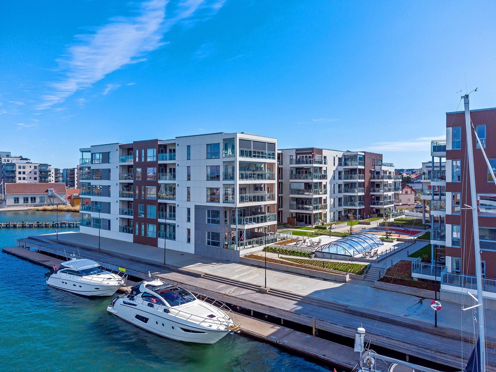 Tilhørende følger parkeringsplass og bod i felles garasjekjeller. Det er heisadkomst fra garasjekjeller og opp til leiligheten. Galleribilde