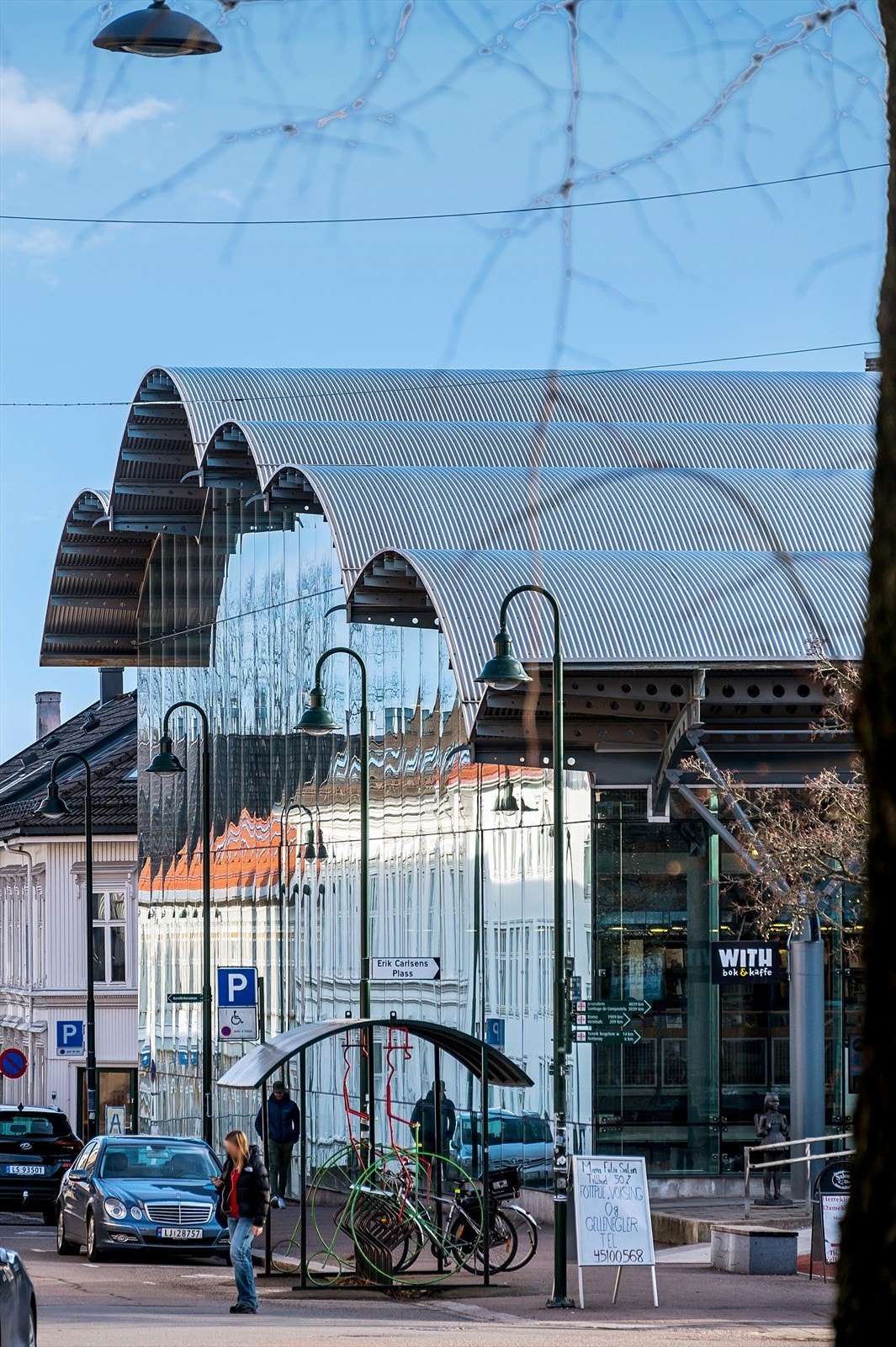 Biblioteket er et populært samlingspunkt som ofte har hyggelige arrangementer. Galleribilde