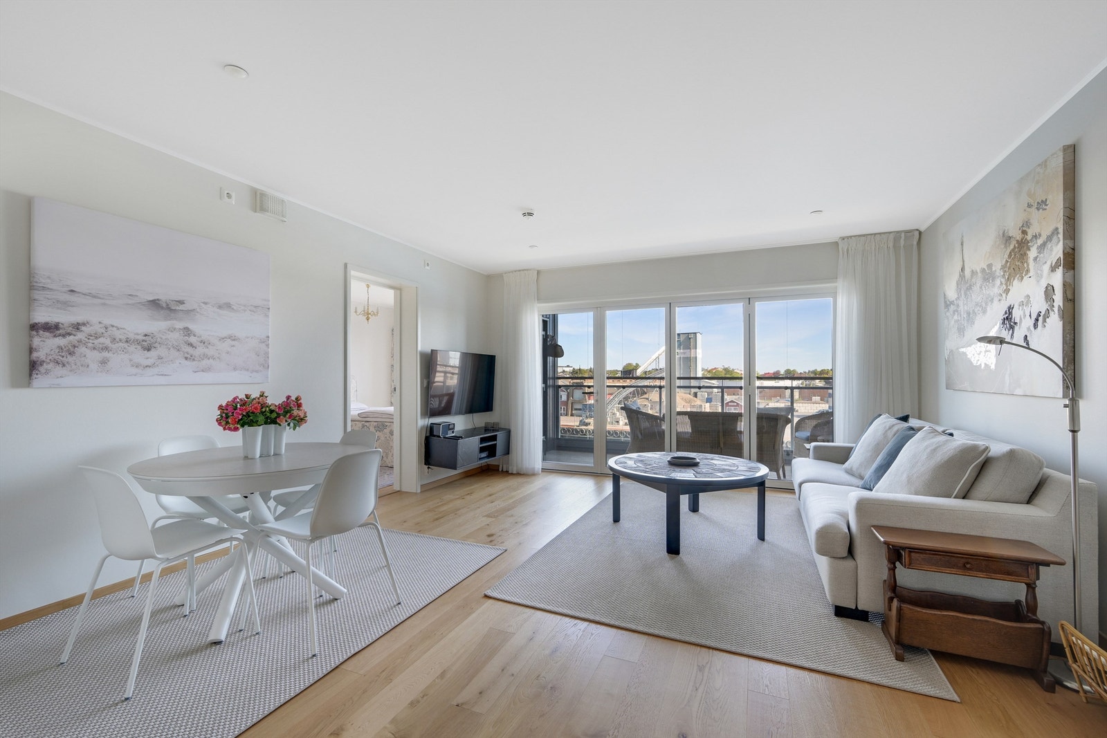 Lys og innbydende stue med plass til et hyggelig sofamøblement. Galleribilde