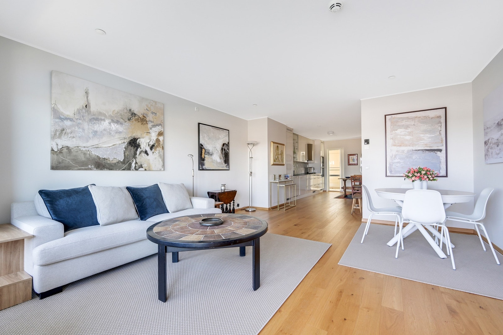 Det er en åpen stue/kjøkkenløsning. Galleribilde