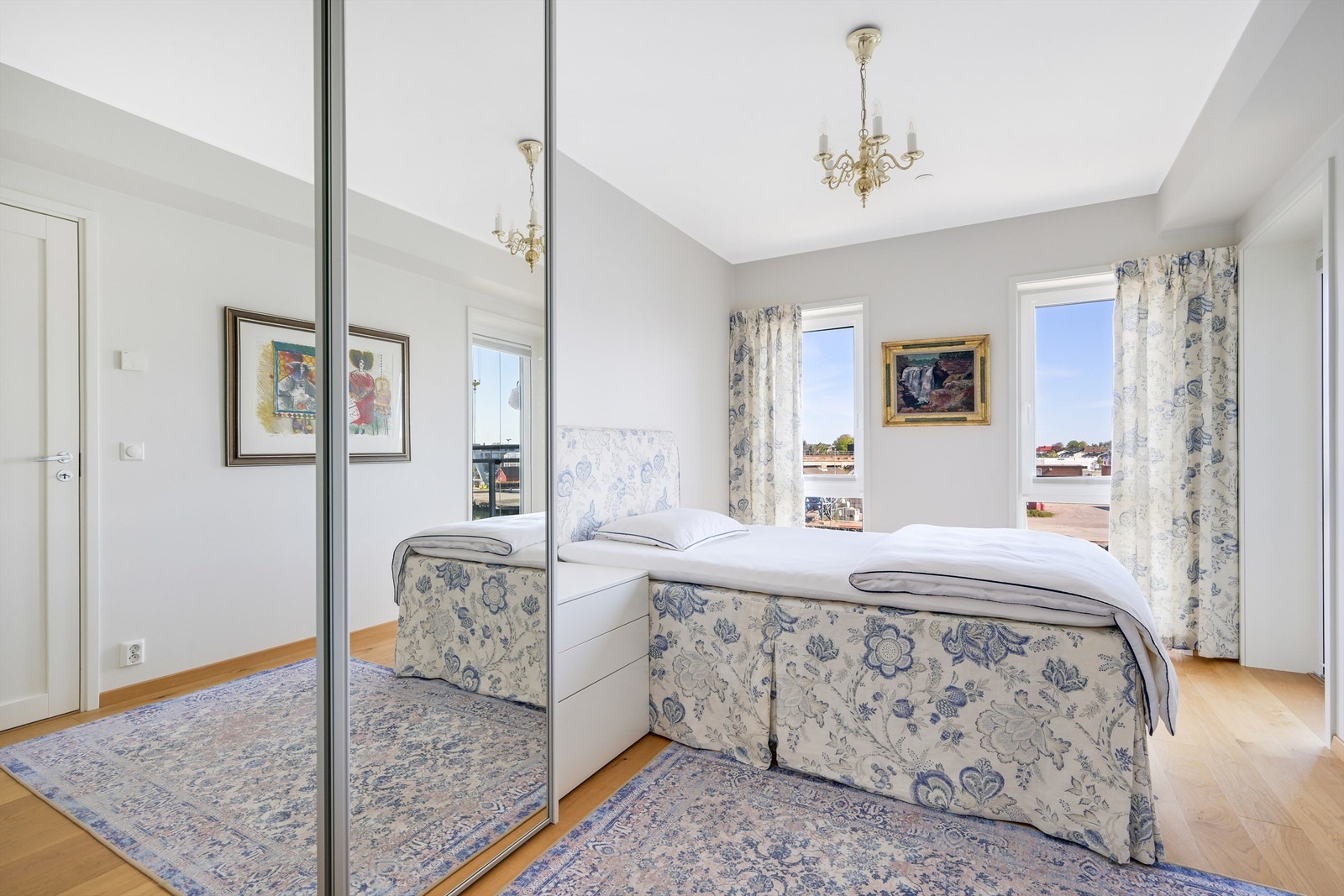 Romslig soverom med plassbygget skyvedørsgarderobe. Galleribilde