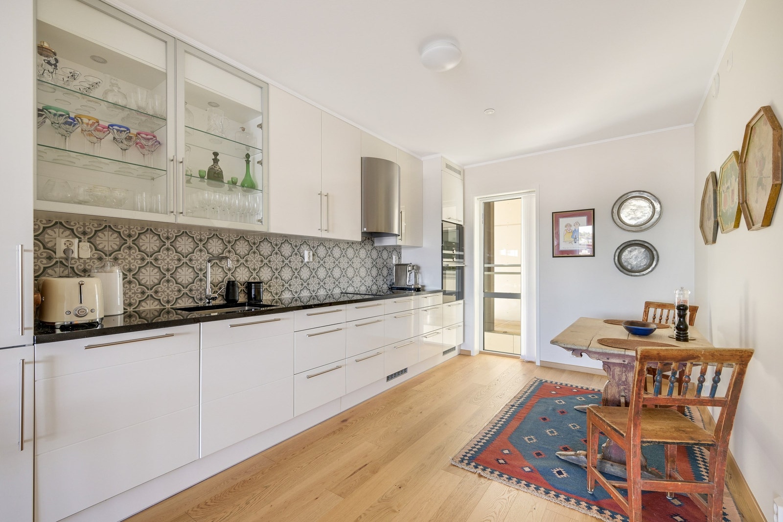 Det er kjøl/fryseskap, oppvaskmaskin, induksjonstopp, micro, stekeovn, vannstoppsystem og komfyrvakt. Galleribilde