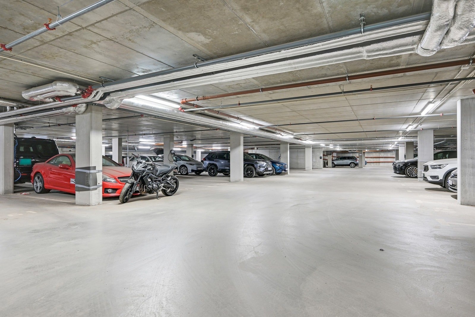 Parkeringsplass i garasjekjeller Galleribilde