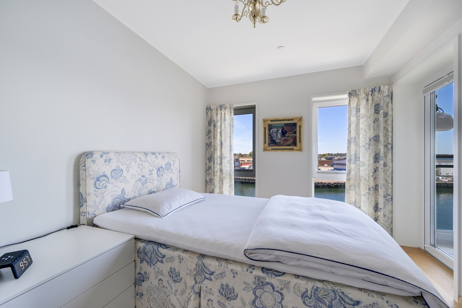 God plass til dobbeltseng og tilhørende møblement. Galleribilde