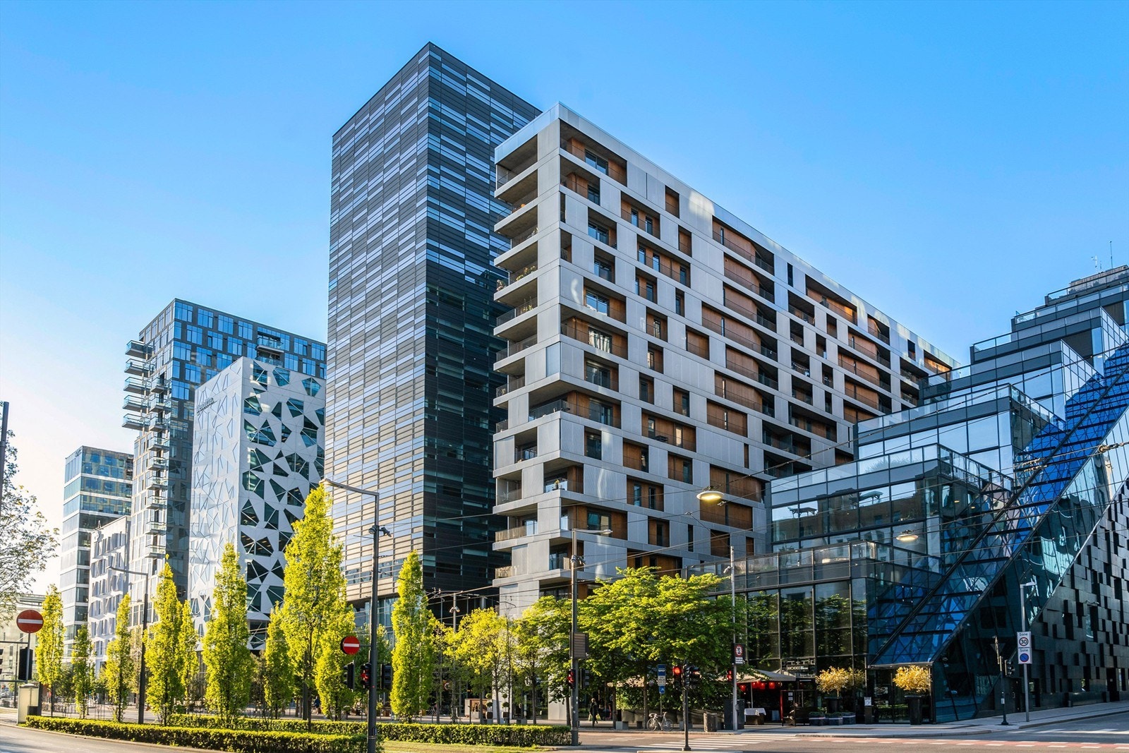 I tillegg til de servicetilbud man finner i umiddelbar nærhet, kan man velge å bevege seg ned til idylliske Bjørvika. Bjørvika byr på moderne arkitektur, eksklusive forretninger, kunstgallerier og et stort område med et variert utvalg av spisesteder. Galleribilde