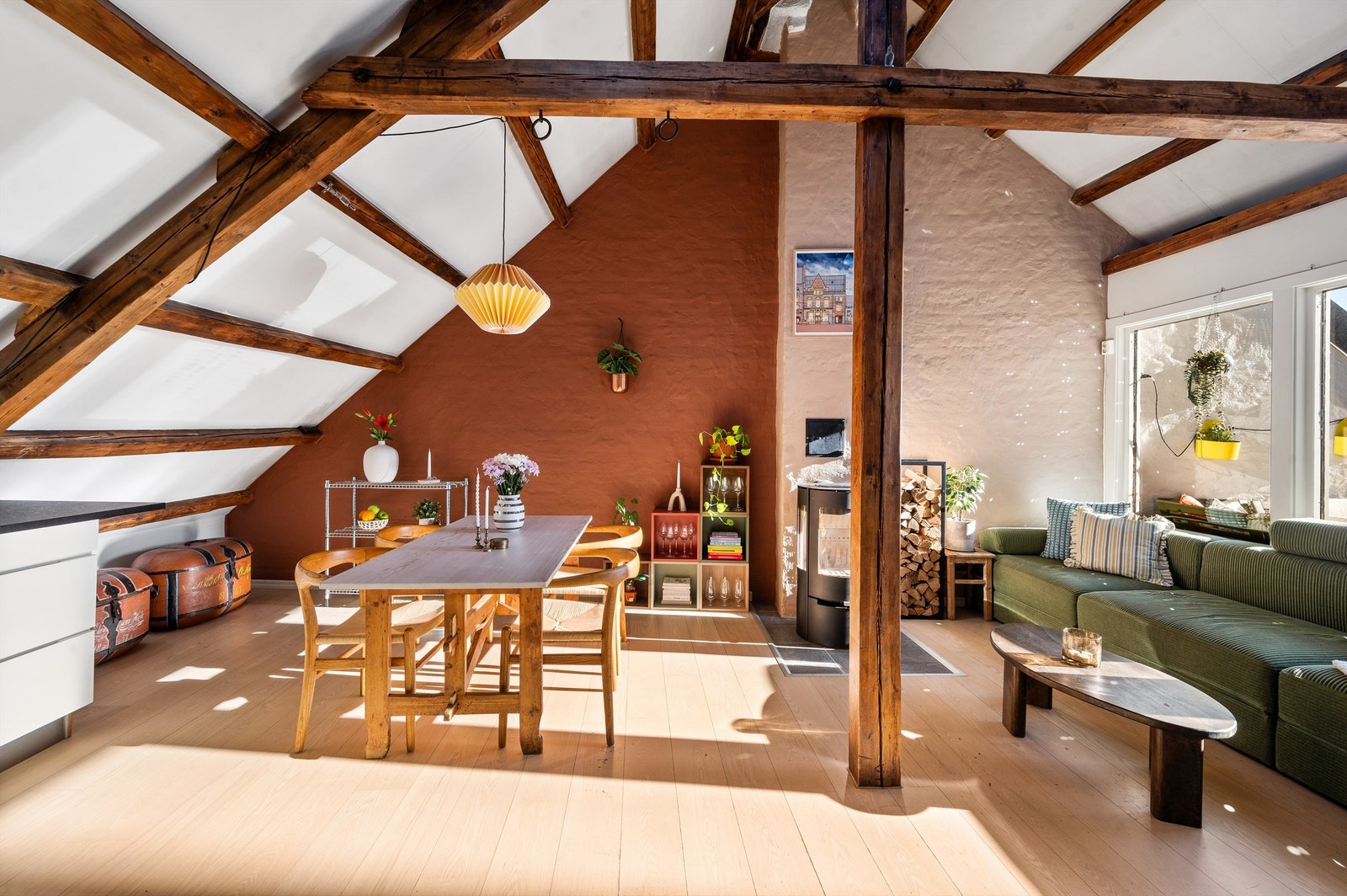 Her er det god plass til stuemøblement med sofa, tilhørende salongbord, tv-seksjon, bokhylle, stort spisebord etc. Galleribilde