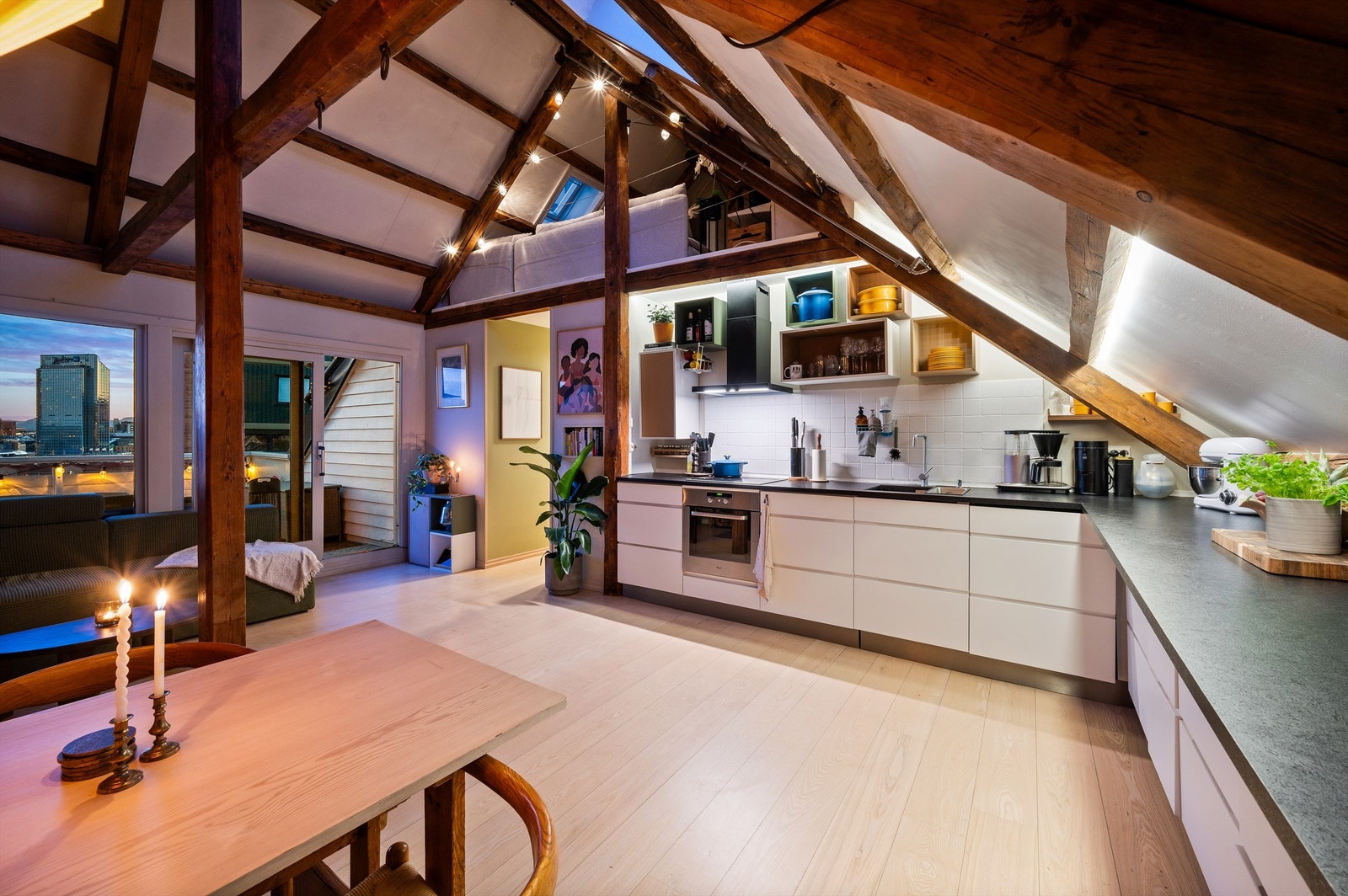 Kjøkkenet ligger i åpen og sosial løsning med stuen. Galleribilde