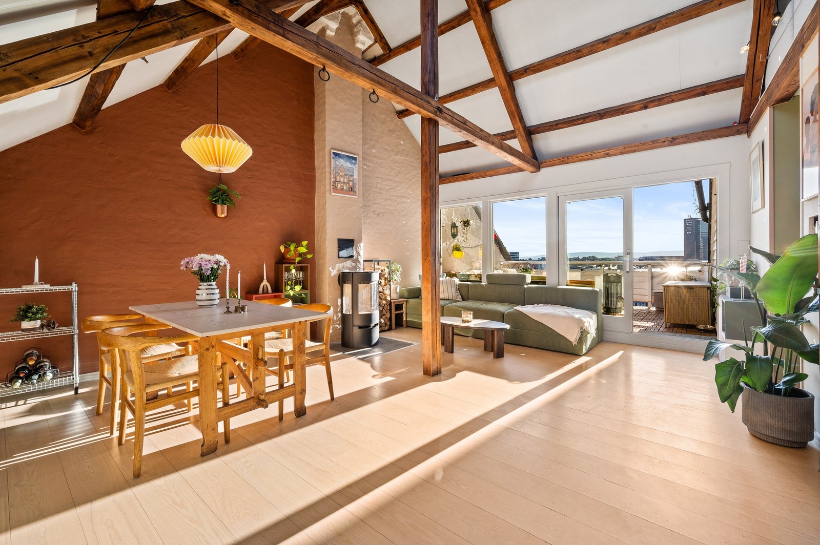 Rommets trebjelker skaper en fin kontrast til de øvrige overflater. Galleribilde