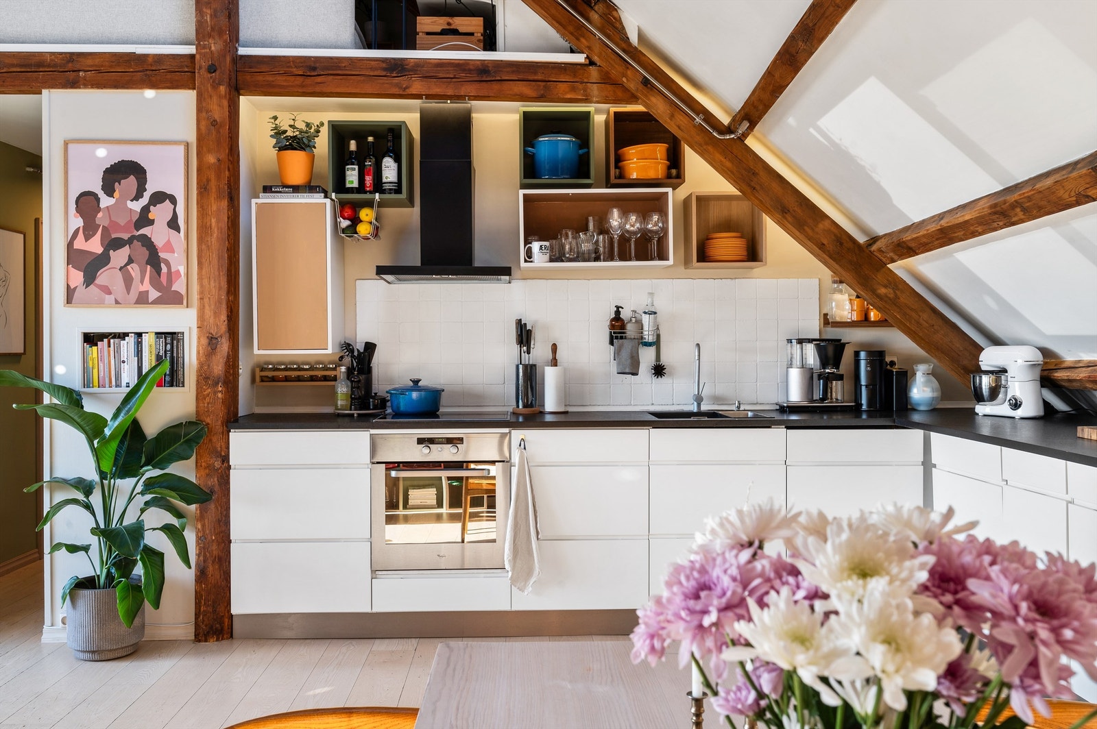 Innredningen er av hvite, glatte fronter, laminat benkeplate med nedfelt vask- og skyllekum. Galleribilde