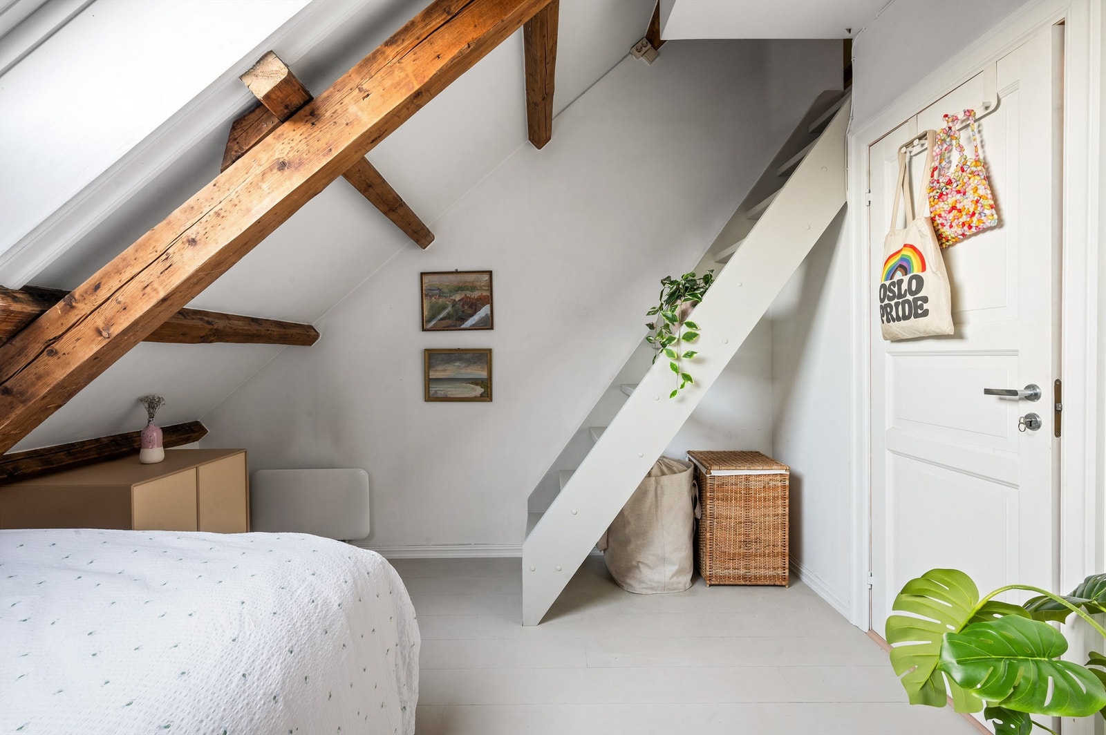 Fra soverommet er det adkomst til hems via trapp. Galleribilde