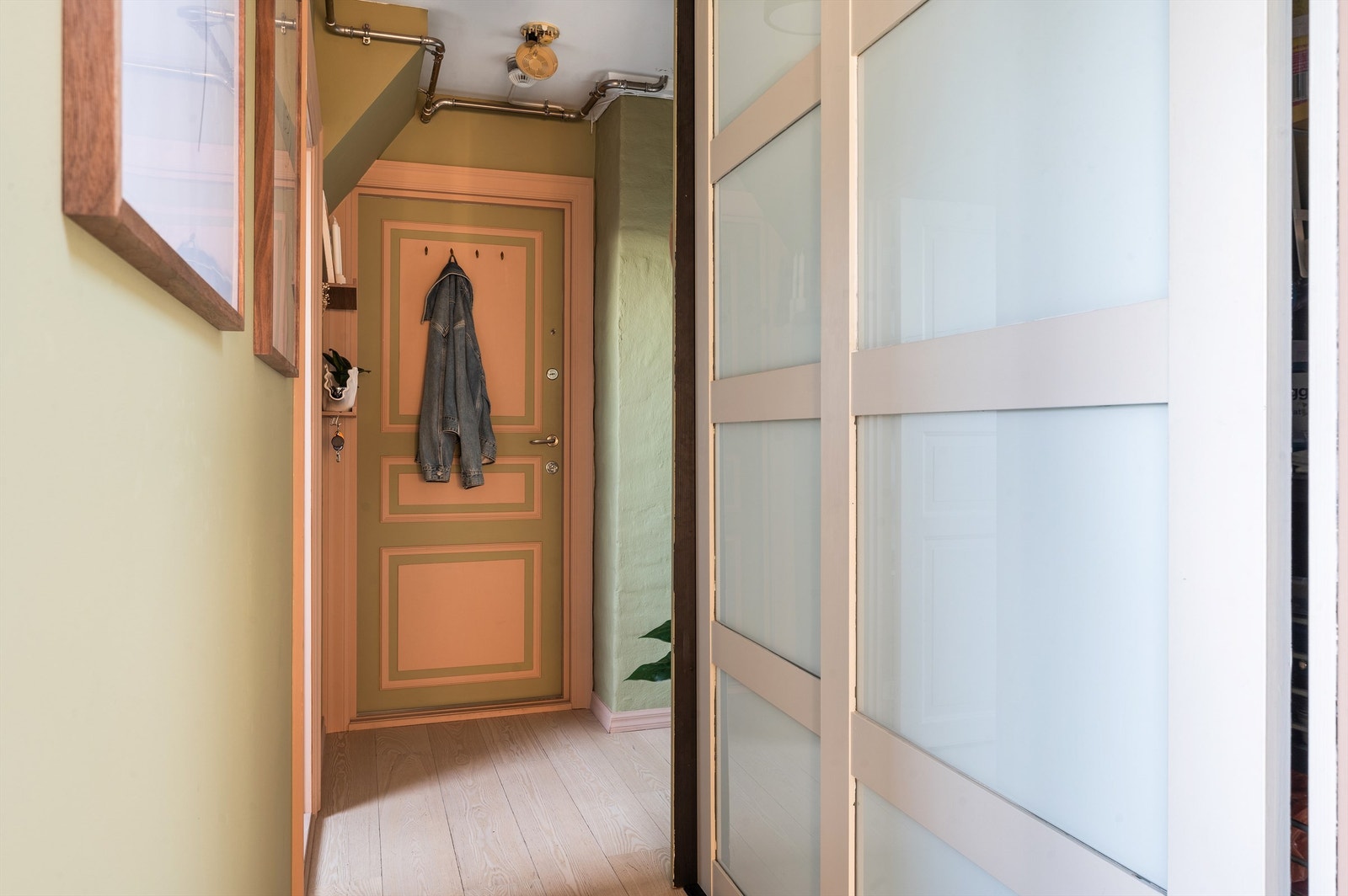 Her er det rom for å sette fra seg yttertøy og sko i skap. Galleribilde