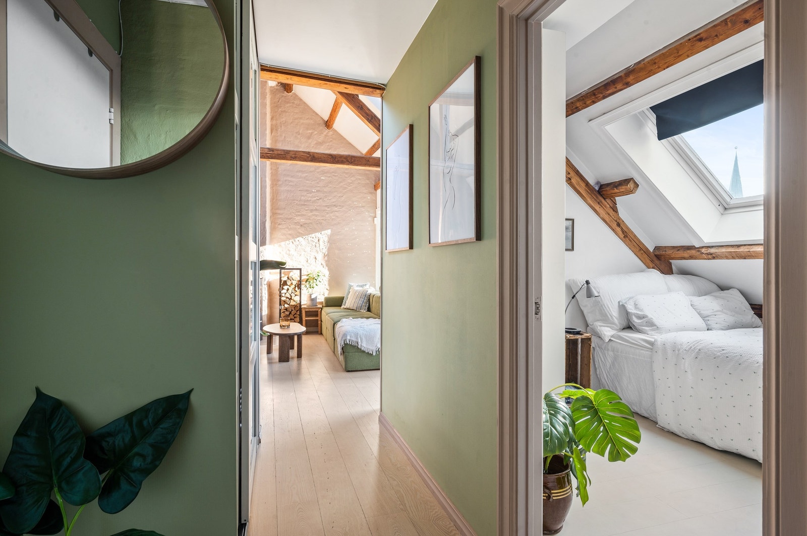 Entréen er innbydende og gir et godt førsteinntrykk av leiligheten. Galleribilde