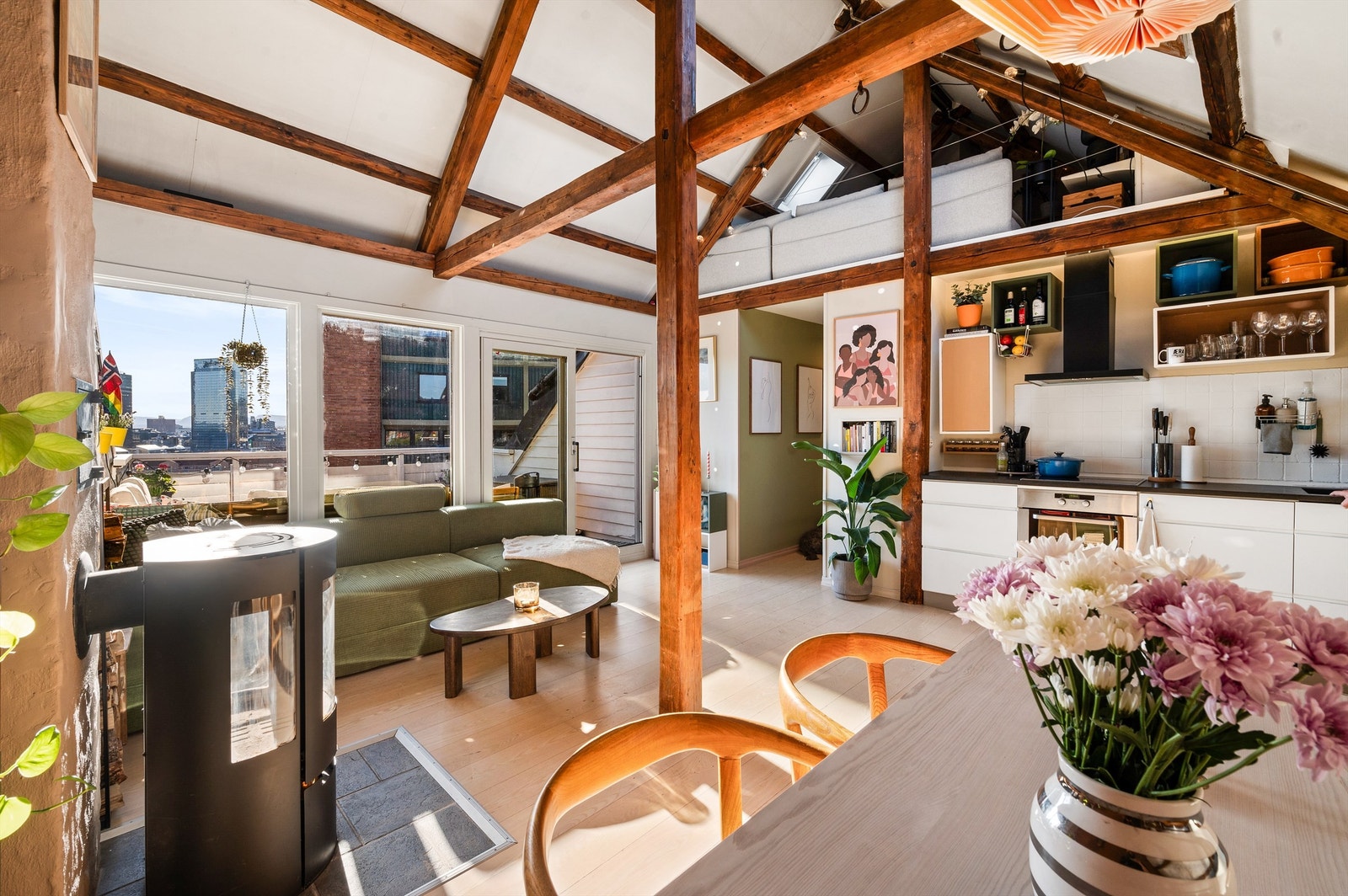 Taket er med på å skape den velkjente loftsleilighetsfølelsen, samtidig som det er god takhøyde i alle rom og leiligheten oppleves luftig. Galleribilde