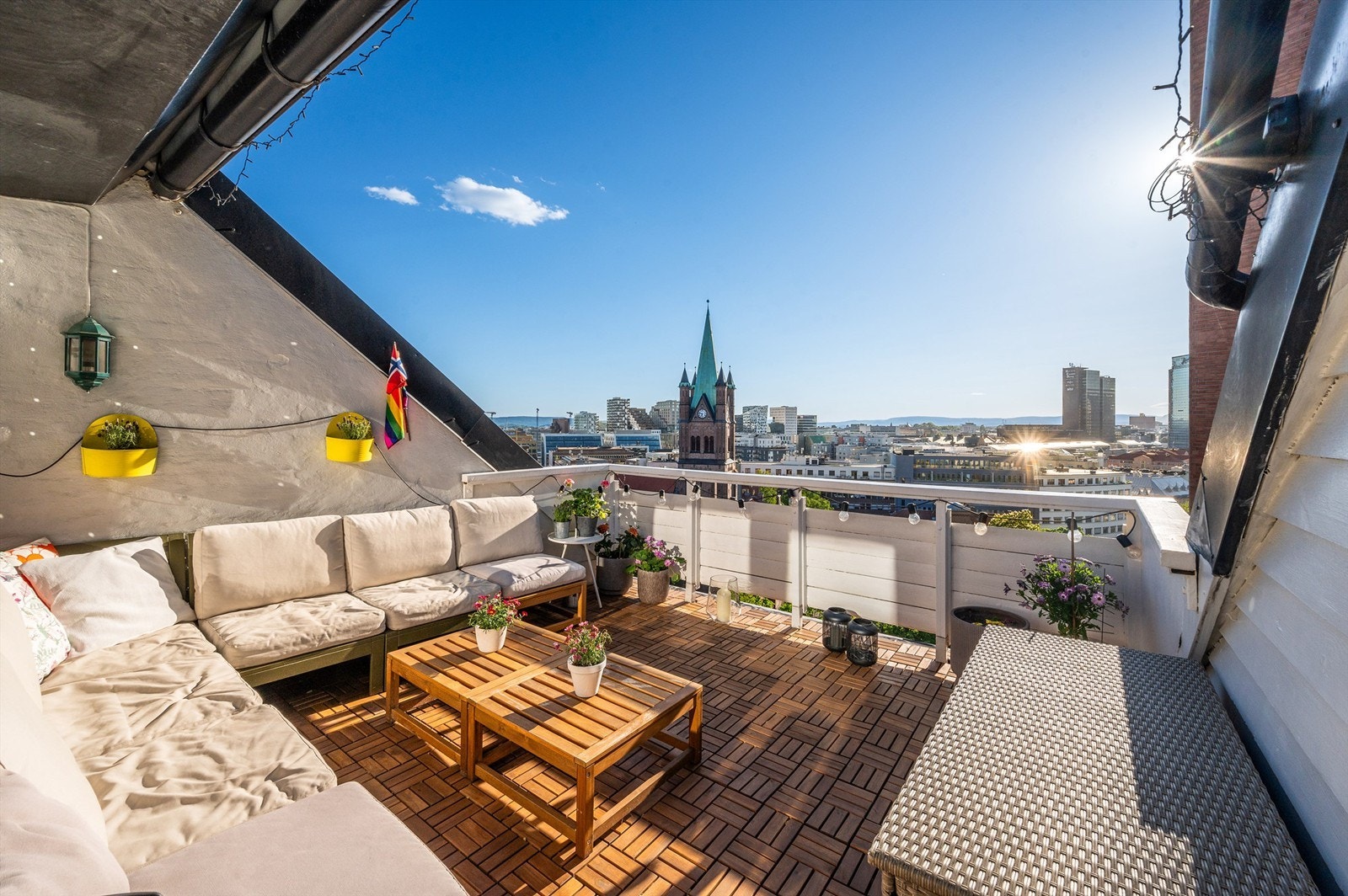 Terrassen vender mot vest, har svært gode solforhold og fantastisk utsikt. Galleribilde