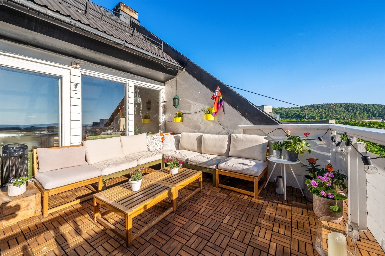 Konstruksjonen er inntrukket i en del av takkonstruksjonen til bygget. Galleribilde